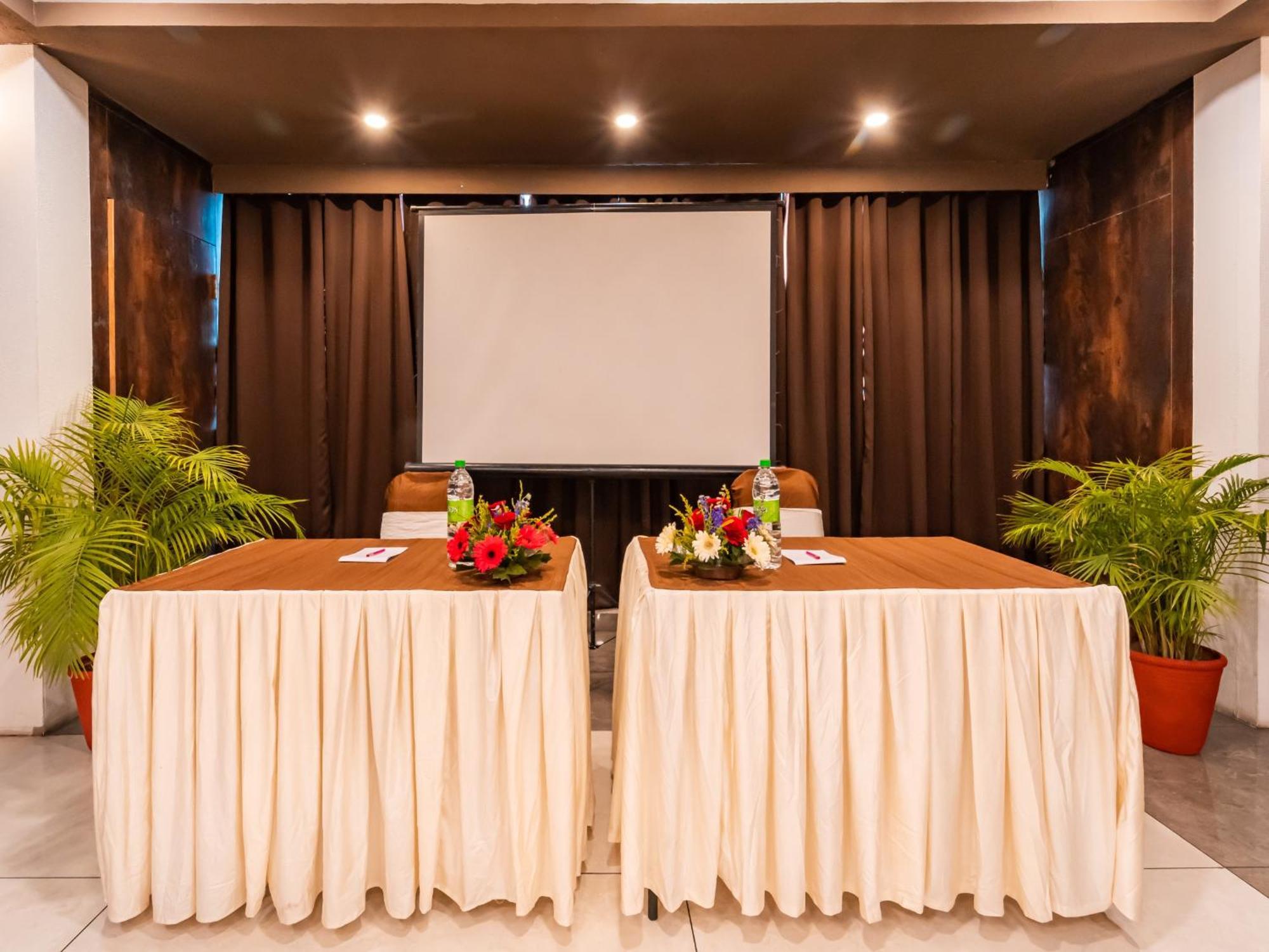 Hotel Signature Planet Indore Bagian luar foto