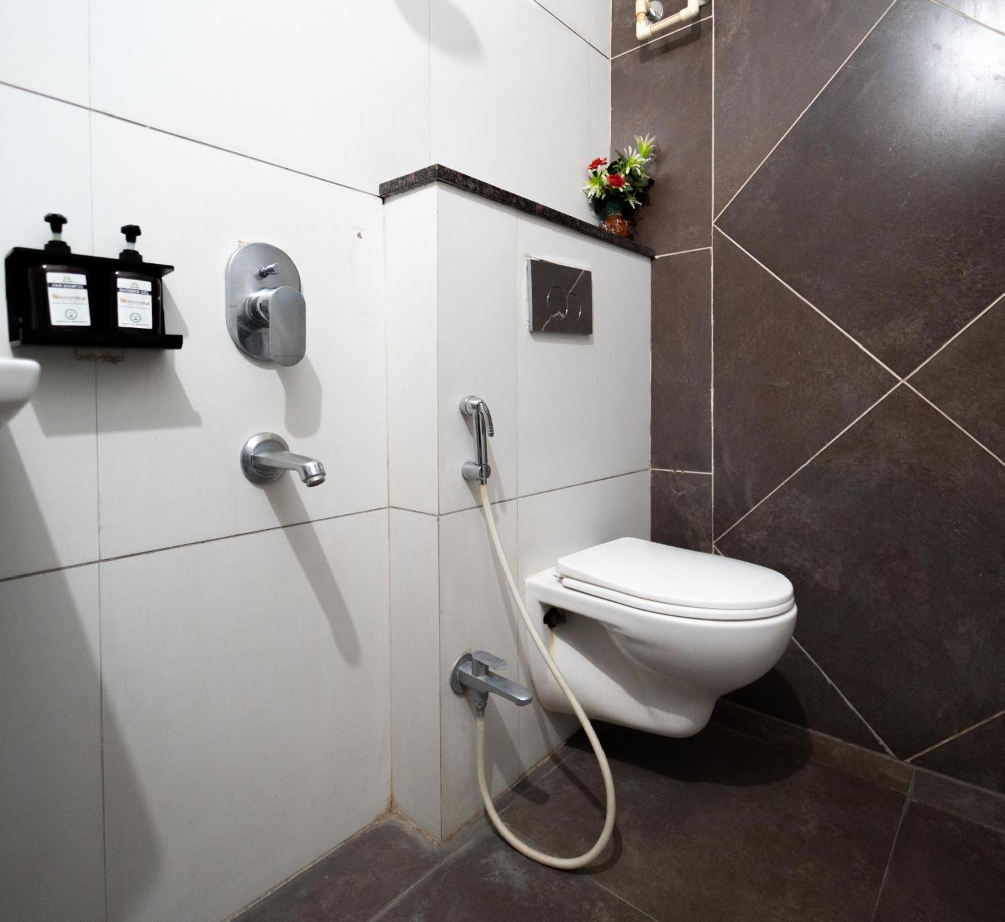 Hotel Signature Planet Indore Bagian luar foto